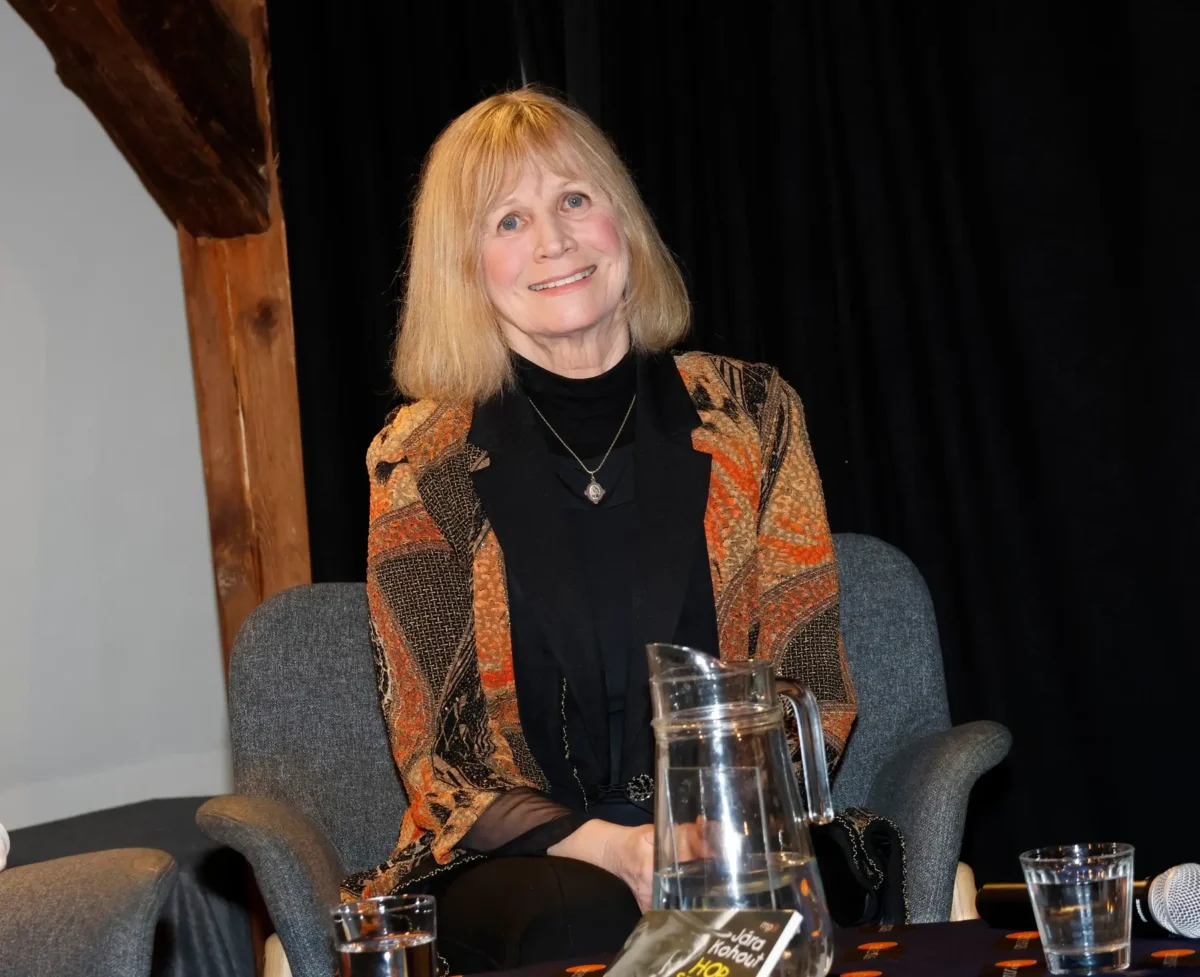 Jitka Molavcová sedí a usmívá se.
