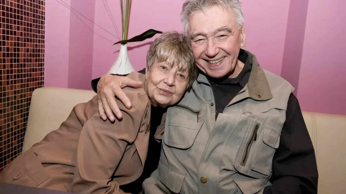 Josef Zíma a Marie Kyselková sedí vedle sebe.
