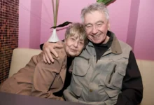 Josef Zíma a Marie Kyselková sedí vedle sebe.