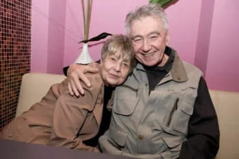 Josef Zíma a Marie Kyselková sedí vedle sebe.