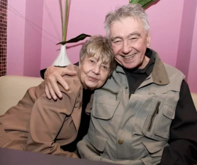 Josef Zíma a Marie Kyselková sedí vedle sebe.