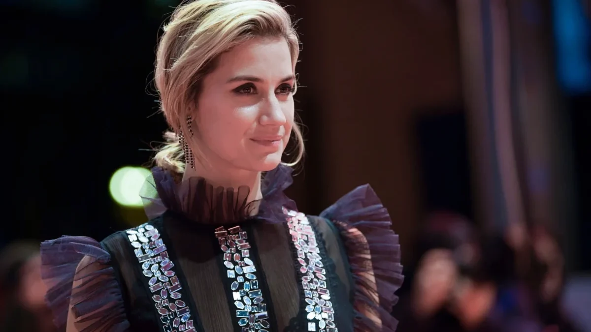 Danica Curcic má pootočenou hlavu do strany.