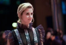 Danica Curcic má pootočenou hlavu do strany.