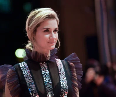 Danica Curcic má pootočenou hlavu do strany.