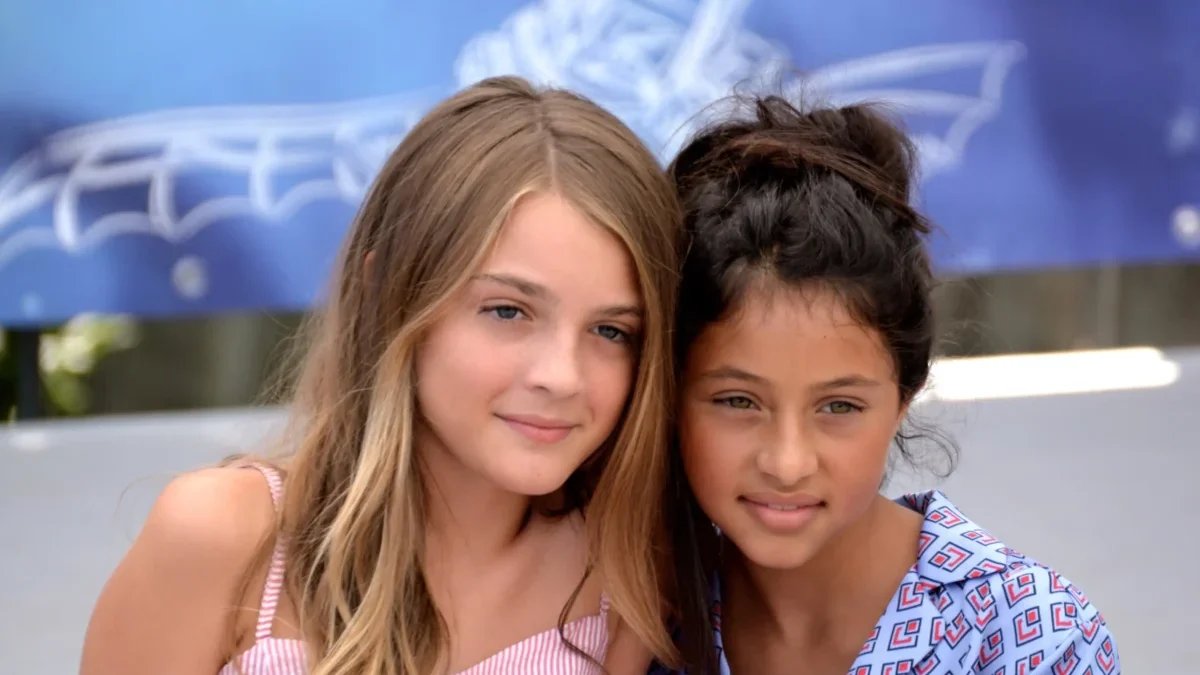 Elisa Del Genio a Ludovica Nasti sedí u sebe.