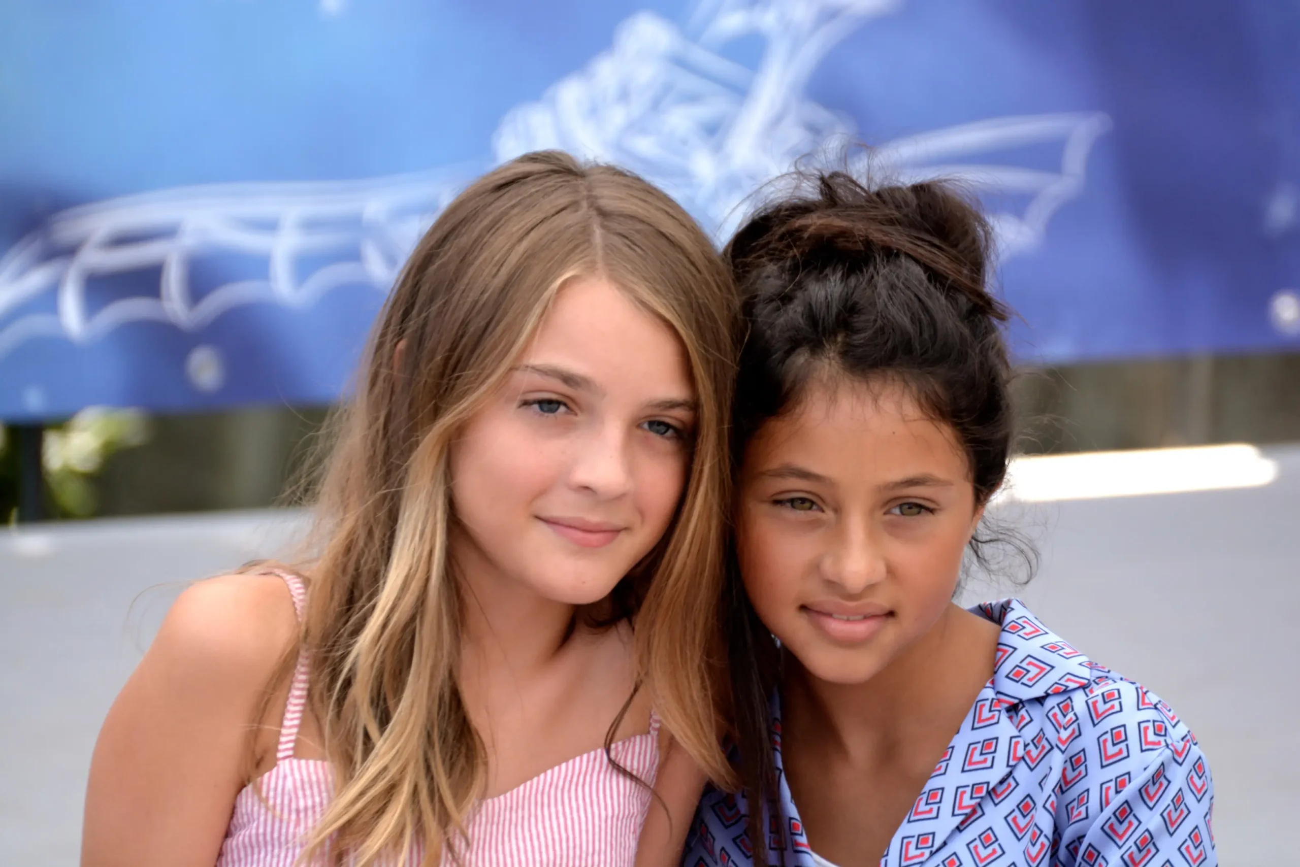 Elisa Del Genio a Ludovica Nasti sedí u sebe.