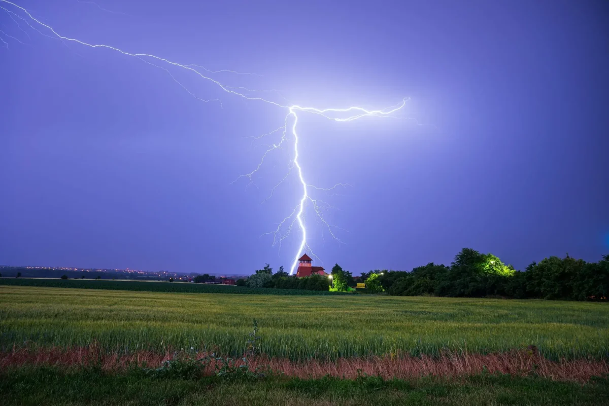 stmívající se oblohu proťal blesk nad obcí Nupaky