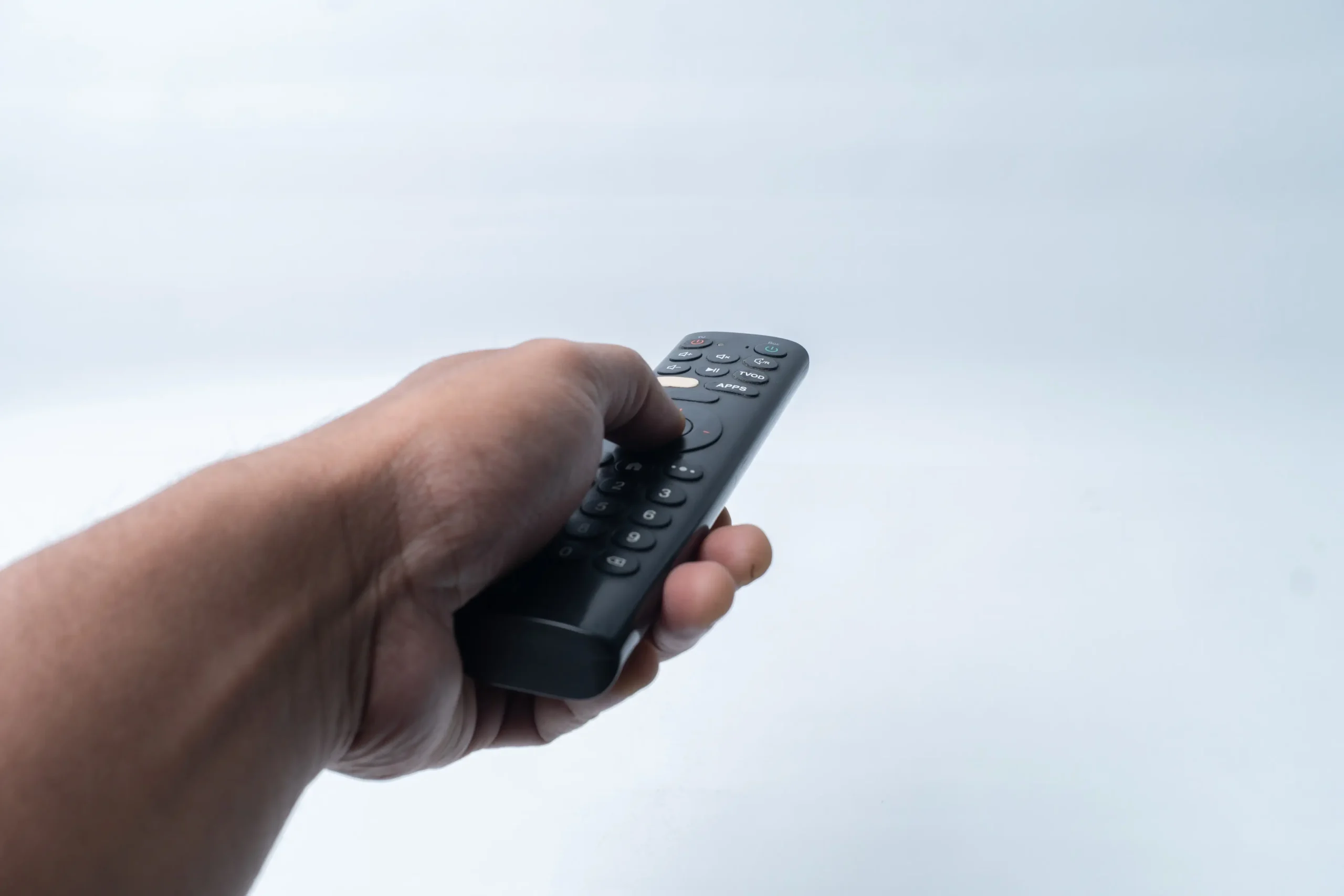 shutterstock_2650327687-2 | TVGURU.cz Ruka drží ovladač.