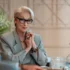 Meryl Streep sedí u stolu.