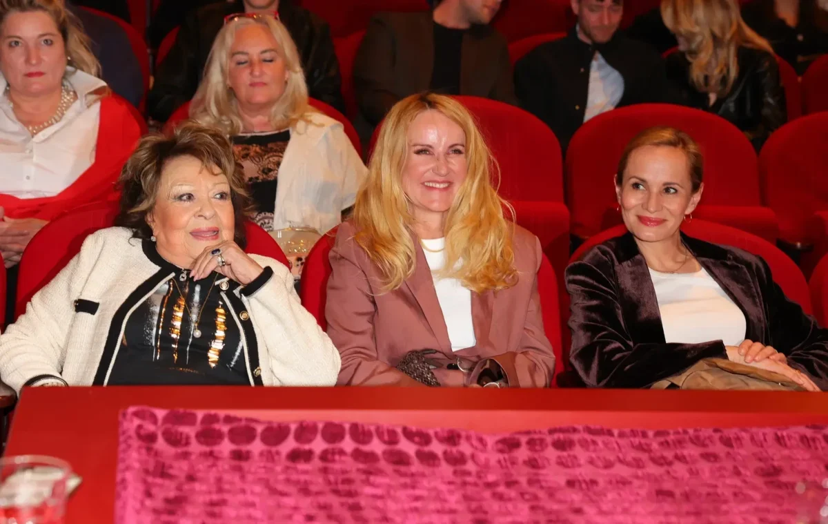 Jiřina Bohdalová sedí s dvěma ženami v kině.