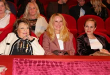 Jiřina Bohdalová sedí s dvěma ženami v kině.