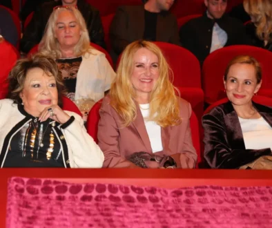 Jiřina Bohdalová sedí s dvěma ženami v kině.