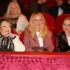 Jiřina Bohdalová sedí s dvěma ženami v kině.
