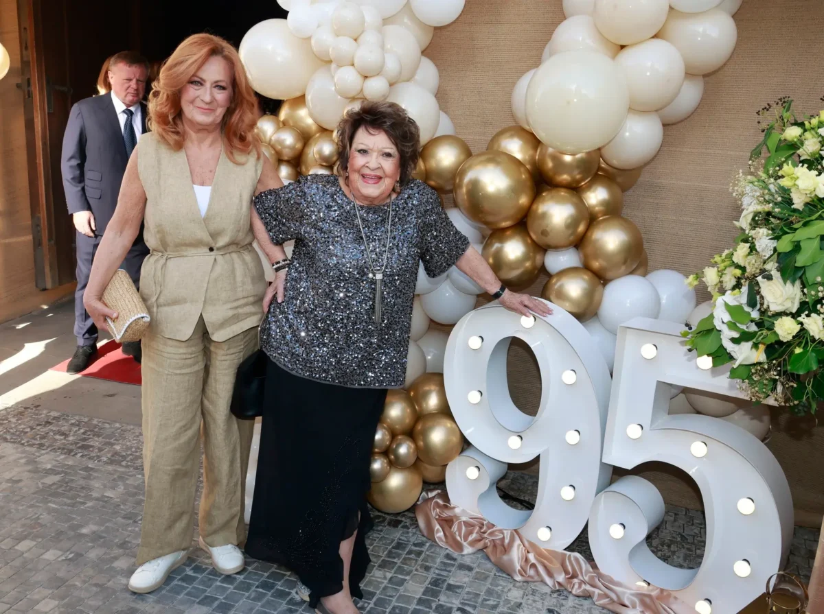 Jiřina Bohdalová a Simona Stašová stojí vedle sebe.