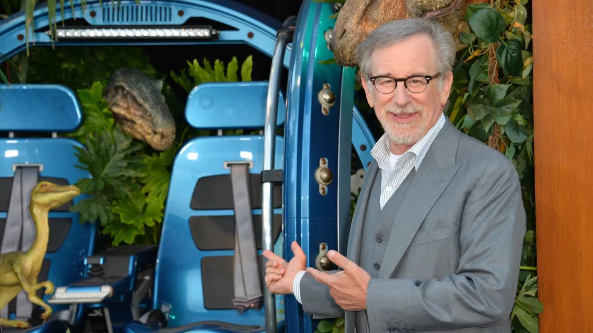 Steven Spielberg ukazuje za sebe.
