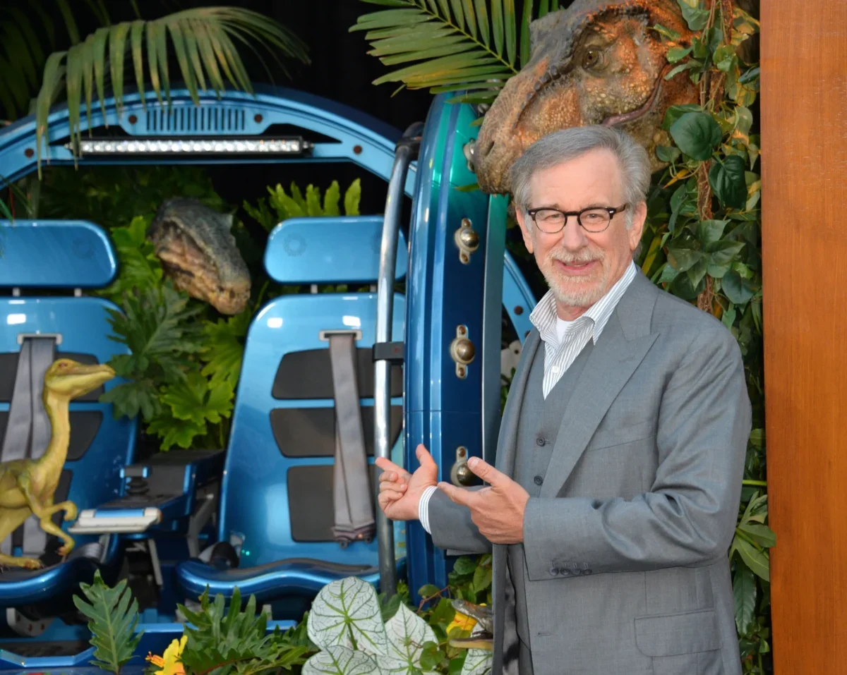 Steven Spielberg ukazuje za sebe.