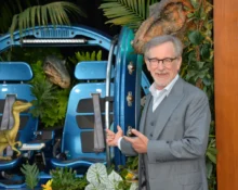 Steven Spielberg ukazuje za sebe.