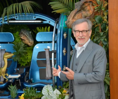 Steven Spielberg ukazuje za sebe.