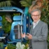 Steven Spielberg ukazuje za sebe.