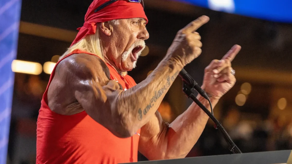 Hulk Hogan křičí do mikrofonu.