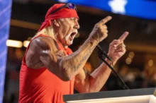 Hulk Hogan křičí do mikrofonu.