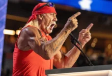 Hulk Hogan křičí do mikrofonu.