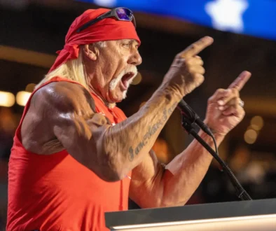 Hulk Hogan křičí do mikrofonu.