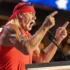 Hulk Hogan křičí do mikrofonu.