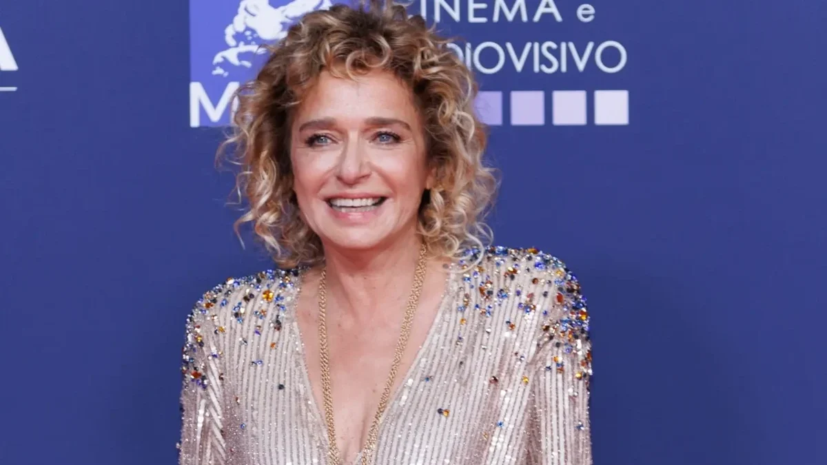Valeria Golino se usmívá.