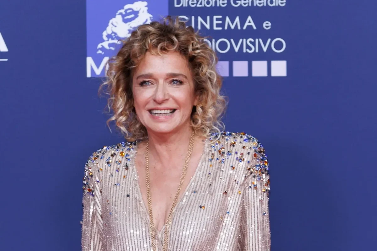 Valeria Golino se usmívá.
