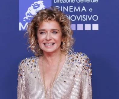 Valeria Golino se usmívá.