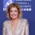 Valeria Golino se usmívá.