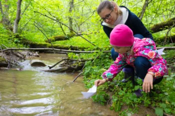 Žena s holčičkou jsou u vody.