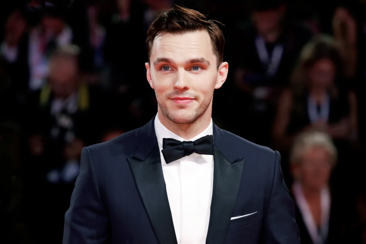 Nicholas Hoult se usmívá.