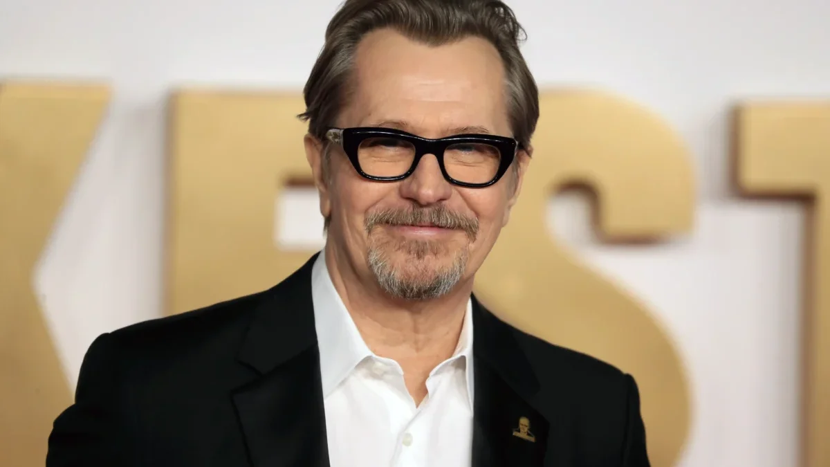 Gary Oldman se usmívá.