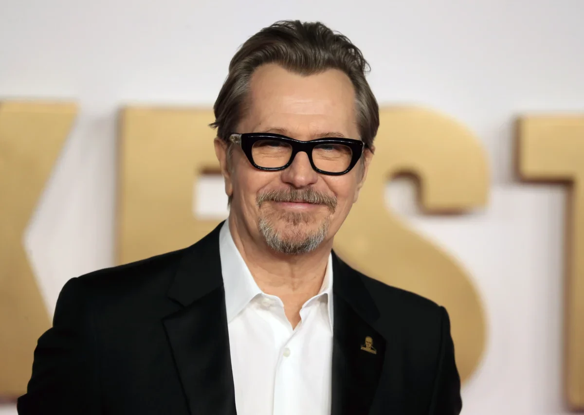 Gary Oldman se usmívá.