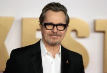 Gary Oldman se usmívá.
