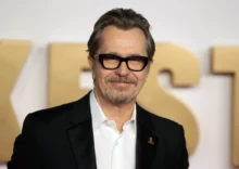 Gary Oldman se usmívá.