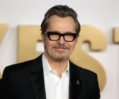 Gary Oldman se usmívá.
