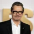 Gary Oldman se usmívá.
