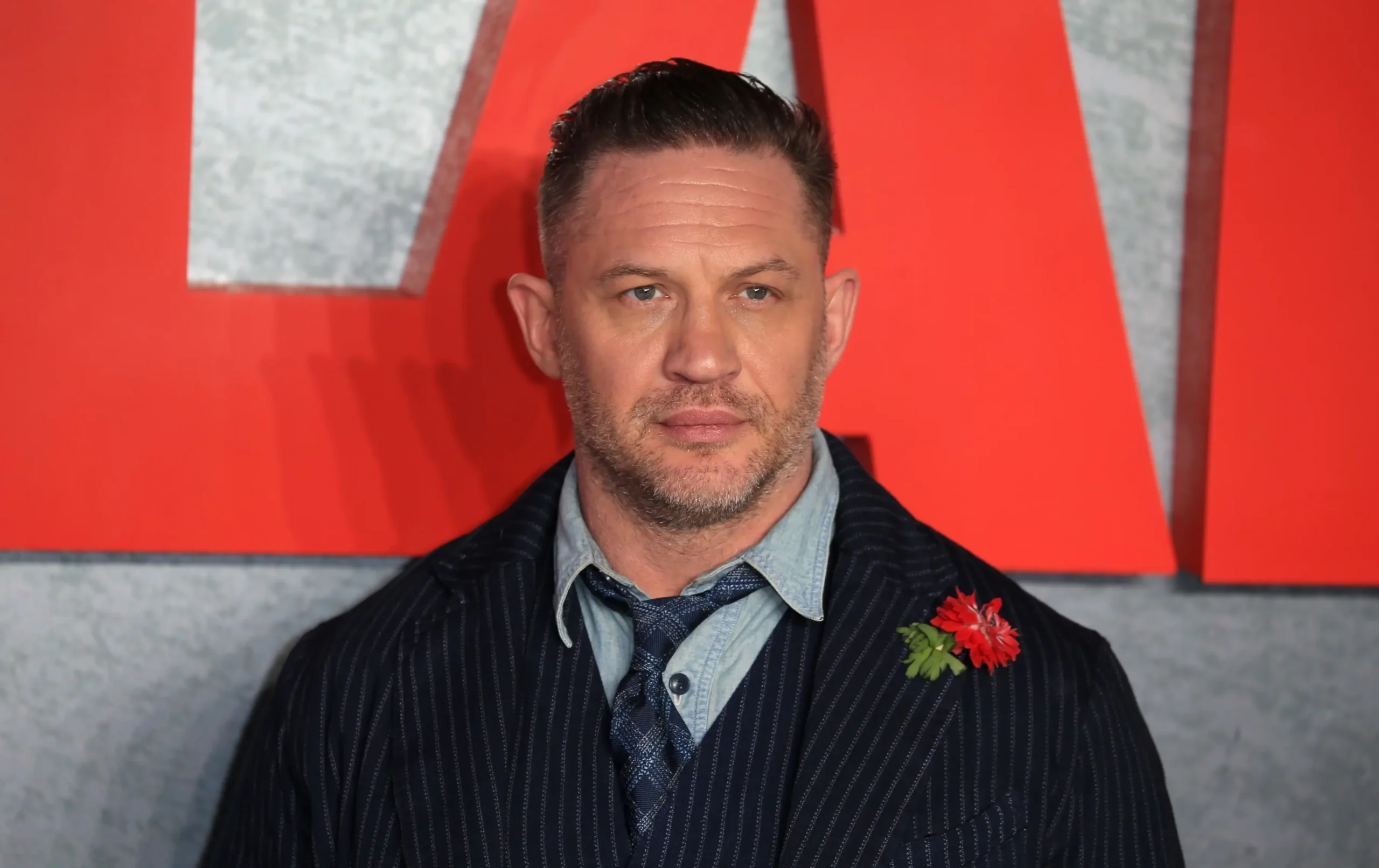Tom Hardy se culí.