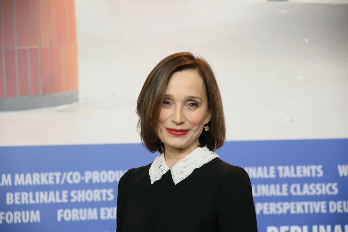 Kristin Scott Thomas se usmívá.