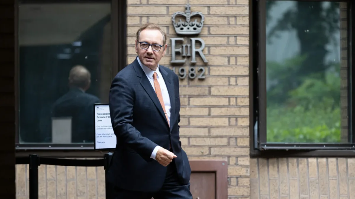 americký herec procházejíc kolem cihelné budovy