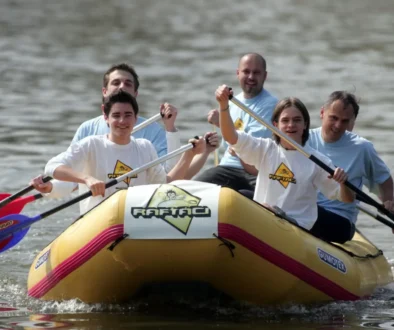Herci na vodě na raftu