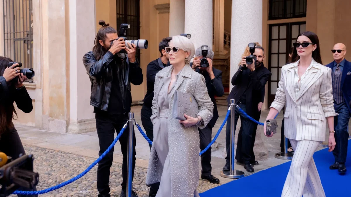 Meryl Streep kráčí před Anne Hathaway.