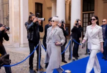 Meryl Streep kráčí před Anne Hathaway.