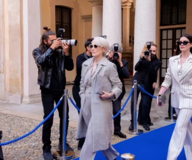 Meryl Streep kráčí před Anne Hathaway.