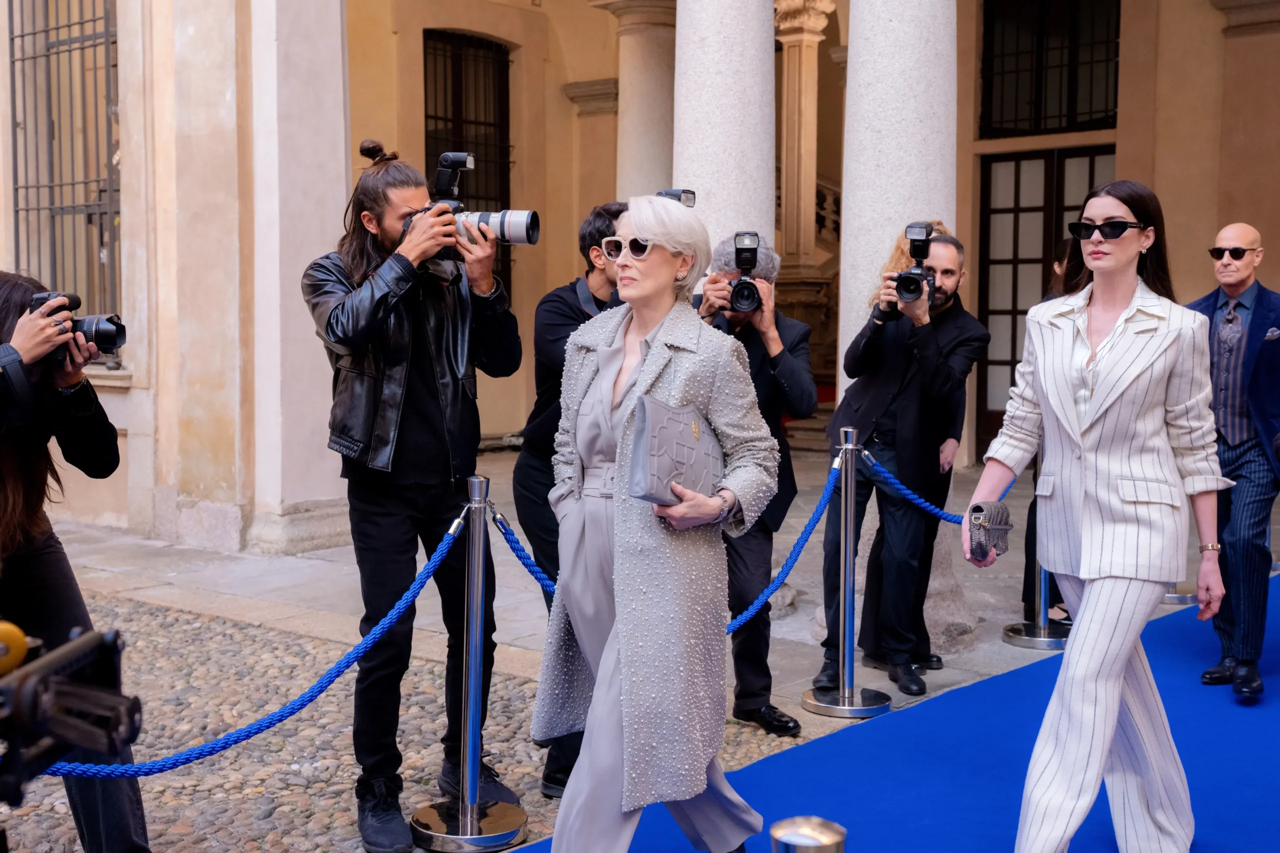 Meryl Streep kráčí před Anne Hathaway.