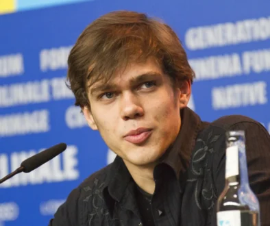 Ellar Coltrane sedí u mikrofonu.