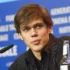 Ellar Coltrane sedí u mikrofonu.